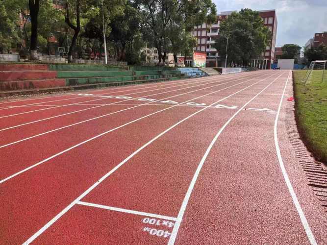 塑胶跑道基层要铺沥青吗?深度解析塑胶跑道建设要点